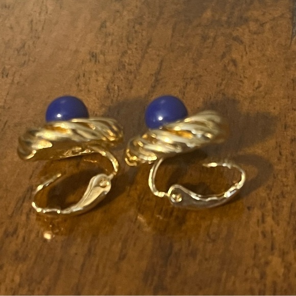 Vintage AVON 1970s Blue Gold
Swirl clip on earrings - Picture 3 of 7